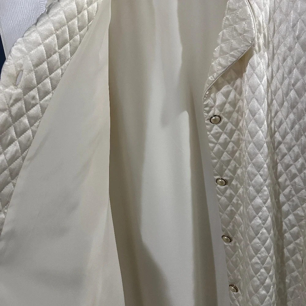 VINTAGE Christian Dior Ivory Women's Quilted Robe w Lace & Faux Pearl Buttons L - Picture 4 of 10